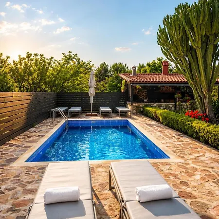 Elysian Private Pool & Garden View فيلة
